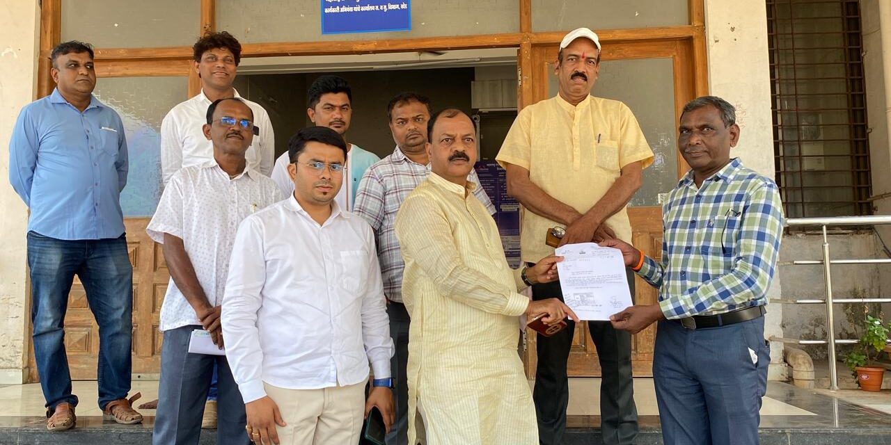 खेड महावितरण कार्यालयात संजय कदमांची धडक ., स्थानिकांना डावलल्याचा गंभीर आरोप !