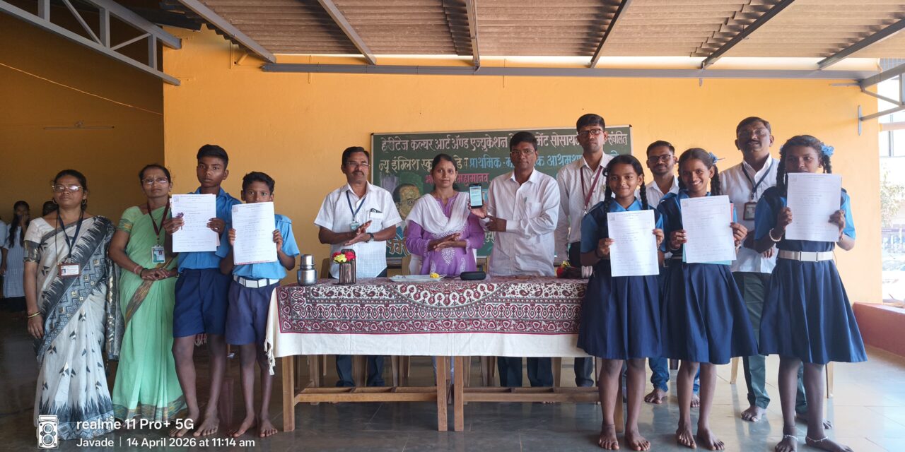 नवागत विद्यार्थ्यांचे पुष्पगुच्छ व पुस्तके देऊन जोरदार स्वागत