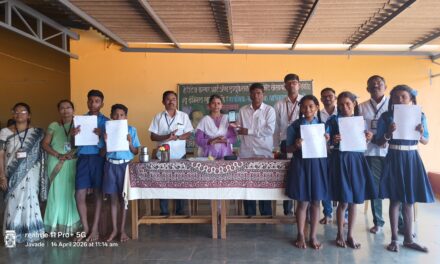 नवागत विद्यार्थ्यांचे पुष्पगुच्छ व पुस्तके देऊन जोरदार स्वागत