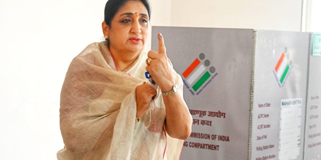 उपमुख्यमंत्री सुनेत्रा पवार यांनी बजावला मतदानाचा हक्क