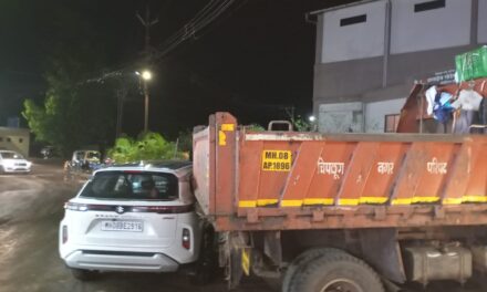चालकाच्या हलगर्जीपणामुळे चिपळूण नगर पालिकेच्या बंद घंटागाडीची चारचाकीला धडक; मोठा अनर्थ टळला
