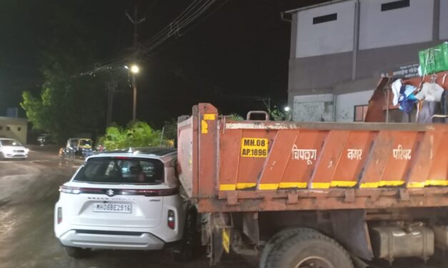 चालकाच्या हलगर्जीपणामुळे चिपळूण नगर पालिकेच्या बंद घंटागाडीची चारचाकीला धडक; मोठा अनर्थ टळला