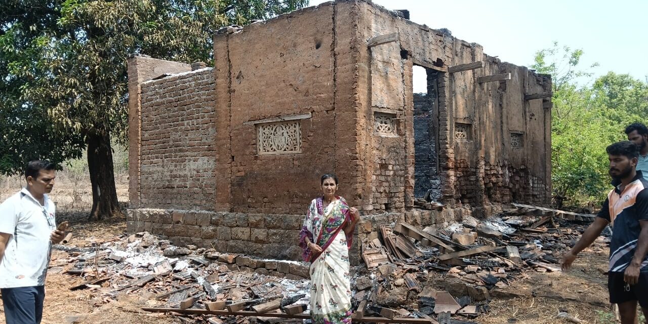 मांडवे येथे गोठ्याला भीषण आग; दोन निराधार महिलांचे मोठे आर्थिक नुकसान !