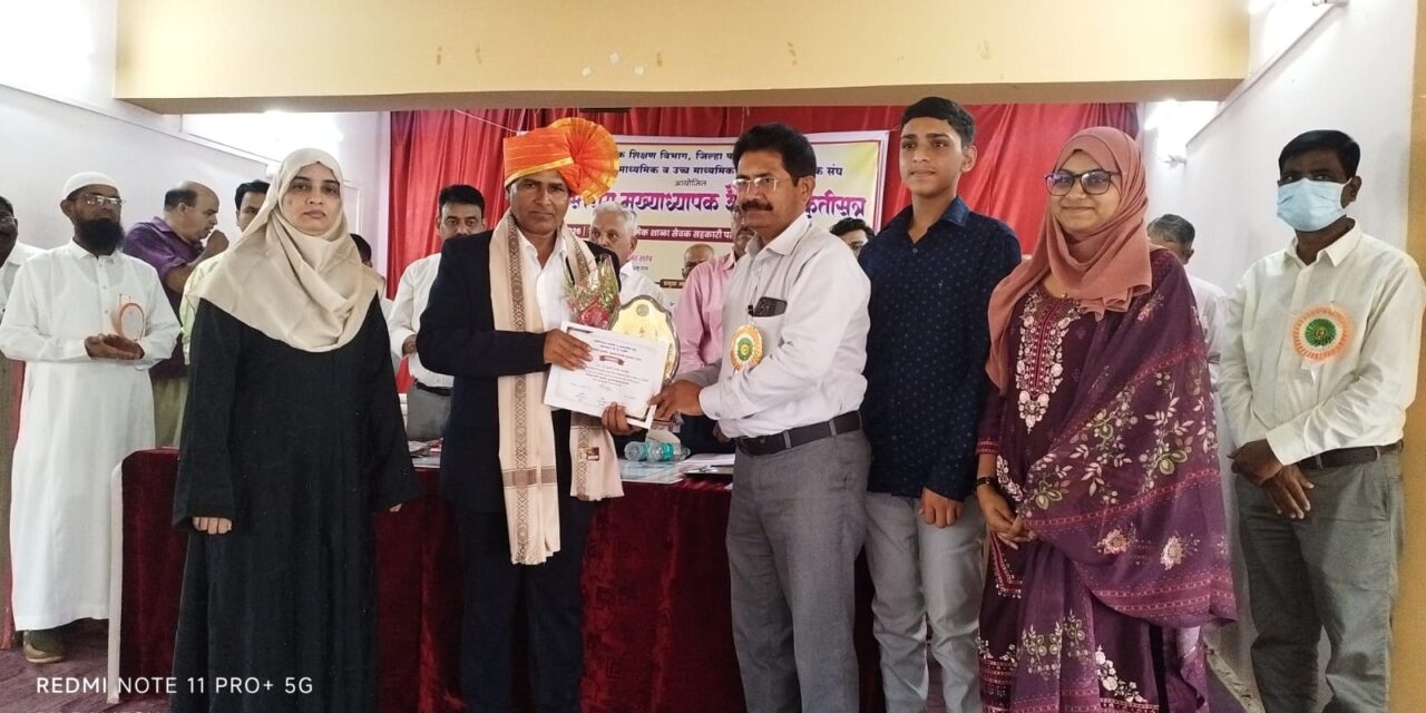 इलाही मुलाणी यांचा गुणवंत मुख्याध्यापक पुरस्काराने गौरव..!