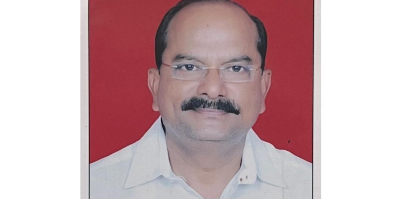 गरिबांना त्रास देणाऱ्या महसूल विभागा विरोधात तहसील कार्यालयात ठिय्या आंदोलन.- भरत लब्ध्ये