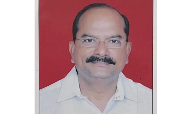 गरिबांना त्रास देणाऱ्या महसूल विभागा विरोधात तहसील कार्यालयात ठिय्या आंदोलन.- भरत लब्ध्ये