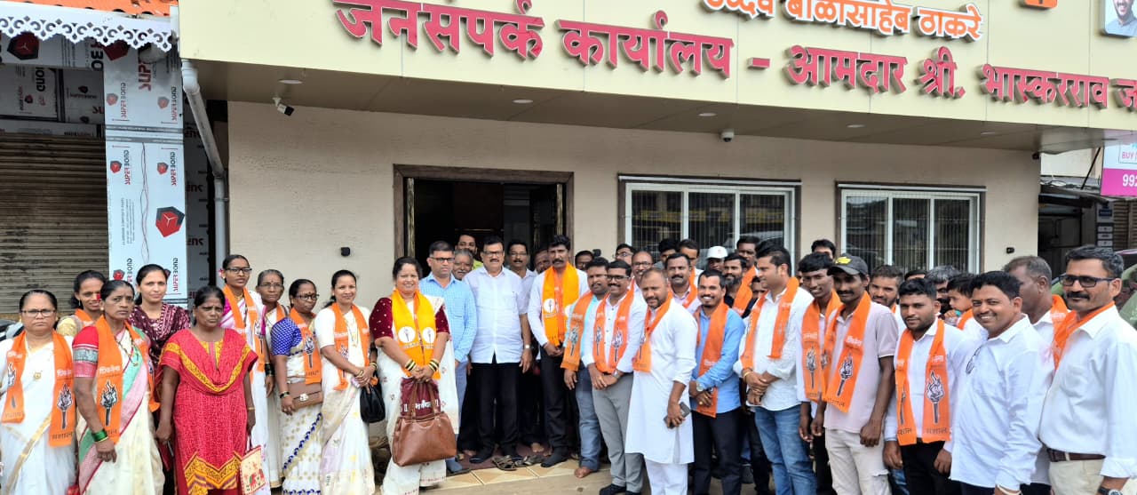 कळमुंडी बौद्धवाडीचाशिवसेना ठाकरे पक्षातजाहीर प्रवेश -आ. भास्करराव जाधव, जिल्हाप्रमुख विक्रांत जाधव यांनी केले स्वागत