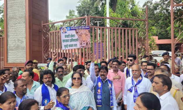 नॅशनल पार्क मधील रेस्क्यु सेंटरमध्ये वन्यप्राण्यांचा मृत्यु संशयास्पद असून या प्रकरणी सखोल चौकशी करा -नॅशनल पार्क गेटवर जीत आठवले यांच्या नेतृत्वात आंदोलन