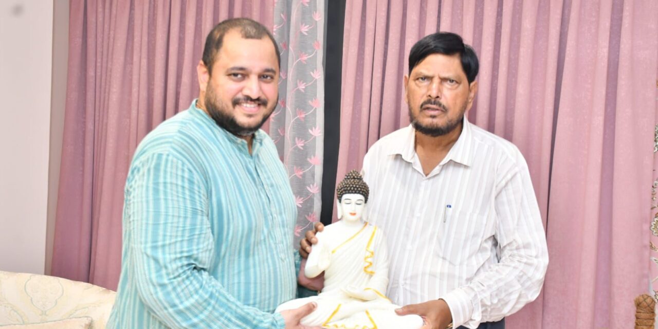 नाना पाटेकर यांचे सुपुत्र मल्हार पाटेकर यांनी ना. रामदास आठवले यांची घेतली सदिच्छा भेट….