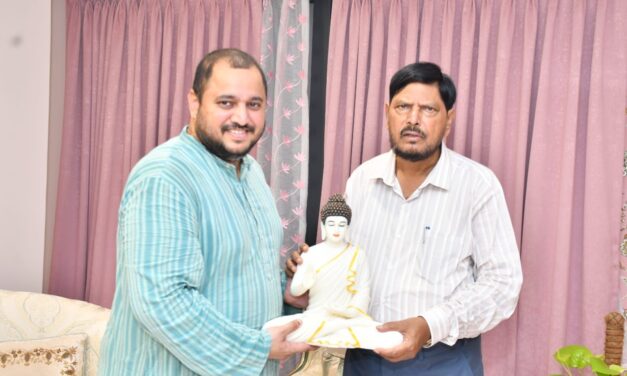 नाना पाटेकर यांचे सुपुत्र मल्हार पाटेकर यांनी ना. रामदास आठवले यांची घेतली सदिच्छा भेट….