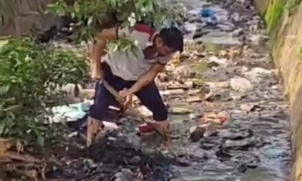 धोदाणीत नागरिकांच्या निष्काळजीपणाला सरपंचांचे ‘कृती’ने उत्तर; वारंवार सांगूनही न ऐकल्याने सिताराम चौधरी स्वतः उतरले गटारात!