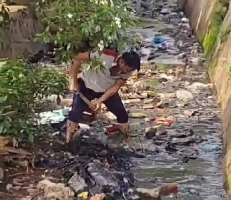 धोदाणीत नागरिकांच्या निष्काळजीपणाला सरपंचांचे ‘कृती’ने उत्तर; वारंवार सांगूनही न ऐकल्याने सिताराम चौधरी स्वतः उतरले गटारात!