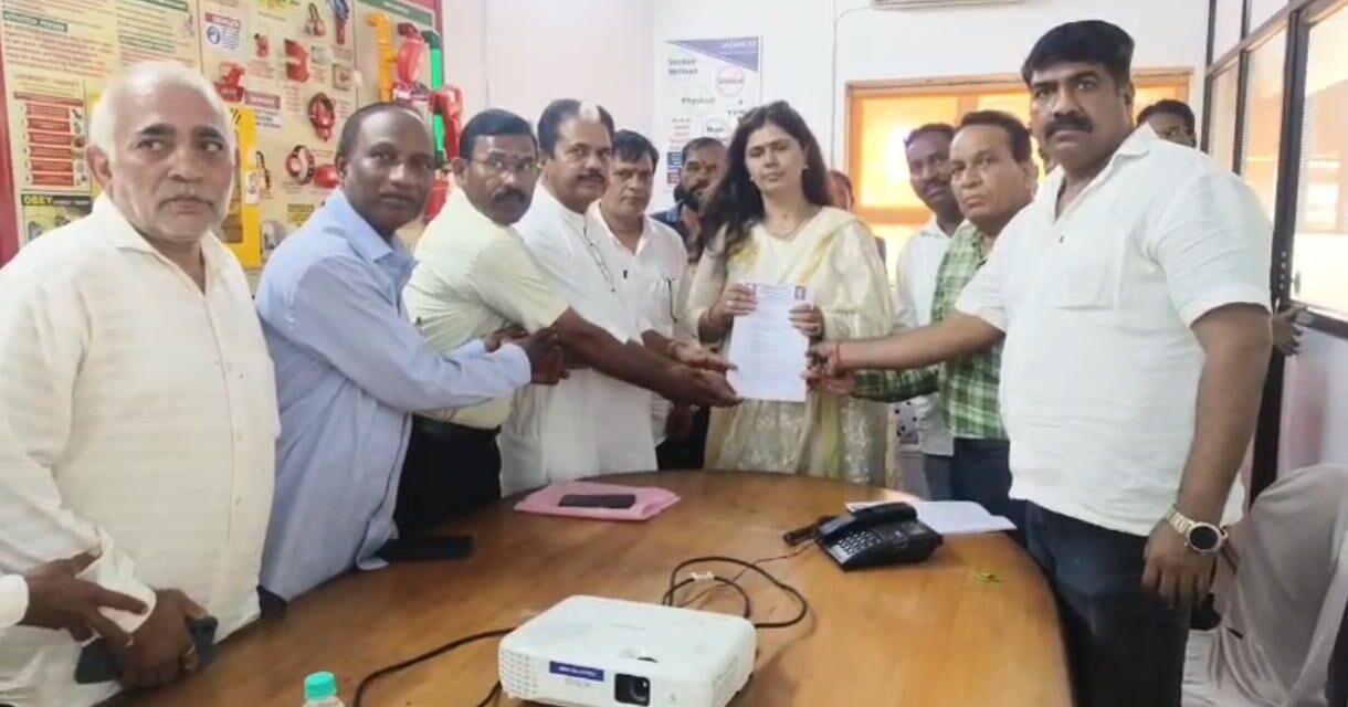 लक्ष्मी ऑर्गॅनिकविरोधातील आंदोलनाचा १२९ वा दिवस आंदोलकांची पर्यावरण मंत्री पंकजा मुंडे यांची भेट  ;