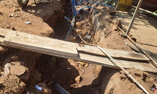 खेड शहरातील सुपर मार्केटमध्ये गटाराच्या कामासाठी रस्ता खोदाई !