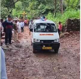 रत्नागिरीतील कुर्धे येथे साकवाचा स्लॅब कोसळून कामगाराचा मृत्यू.