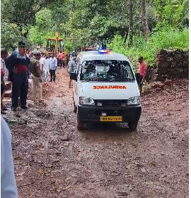 रत्नागिरीतील कुर्धे येथे साकवाचा स्लॅब कोसळून कामगाराचा मृत्यू.