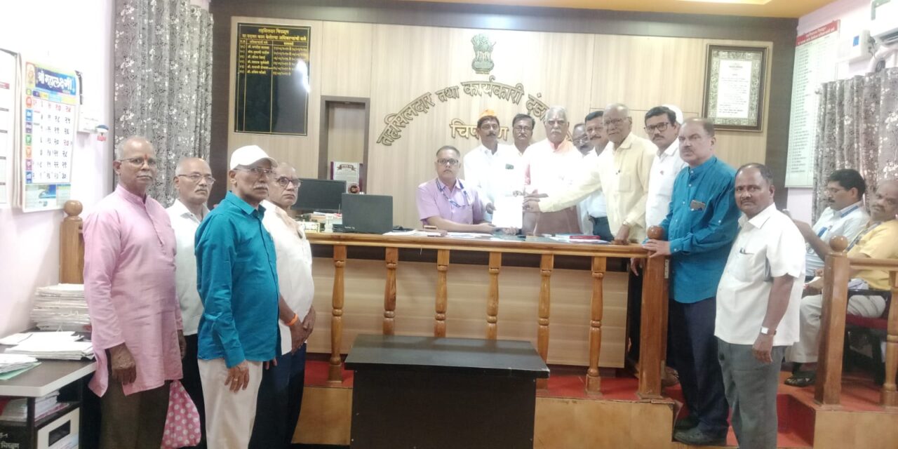 महाराष्ट्र मंदिर महासंघाच्या वतीने चिपळूण येथे तहसीलदारांना निवेदन सादर