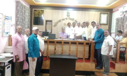 महाराष्ट्र मंदिर महासंघाच्या वतीने चिपळूण येथे तहसीलदारांना निवेदन सादर