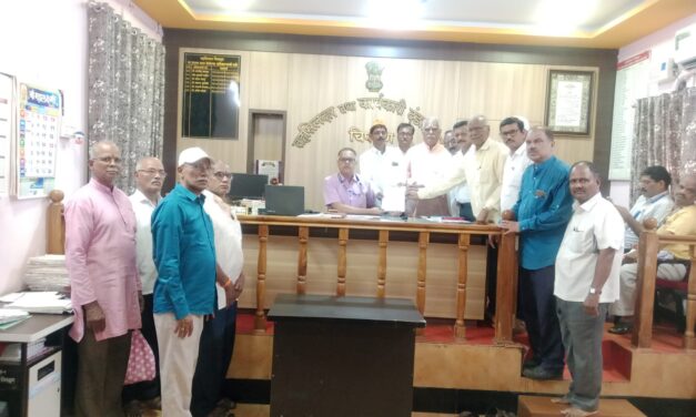 महाराष्ट्र मंदिर महासंघाच्या वतीने चिपळूण येथे तहसीलदारांना निवेदन सादर