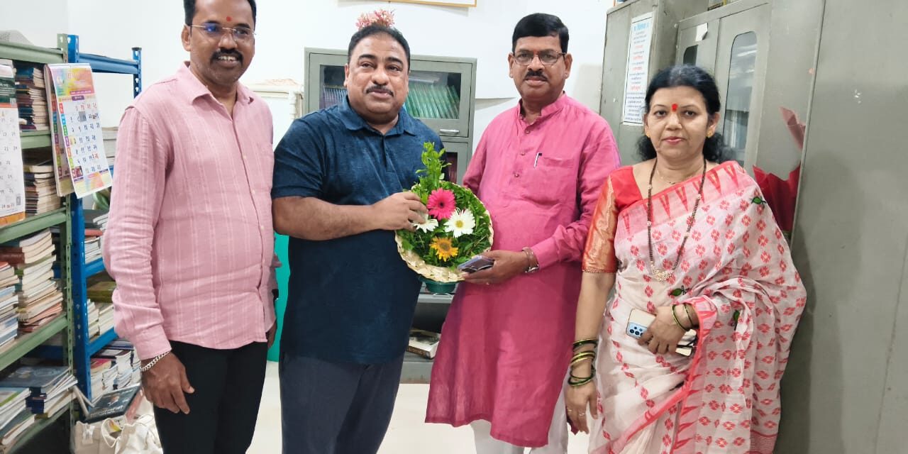 विभा अरविंद ग्रंथालयाला माजी आमदार सदानंद चव्हाण यांची सपत्नीक भेट.