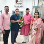 विभा अरविंद ग्रंथालयाला माजी आमदार सदानंद चव्हाण यांची सपत्नीक भेट.