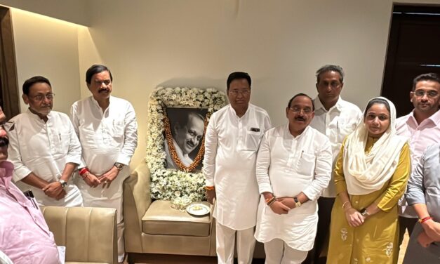अनिकेत तटकरे बिनविरोध विजयी : सुनील तटकरेंकडून अजितदादांना अभिवादन..