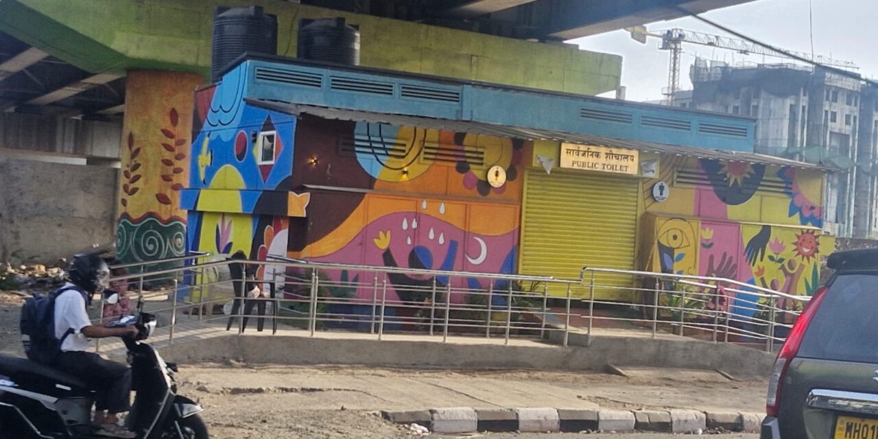 खांदेश्वर स्टेशन रस्त्यावरील ‘स्मार्ट’ सार्वजनिक शौचालय धूळ खात; भरदिवसा वीज चालू ठेवून पालिकेची उधळपट्टी!