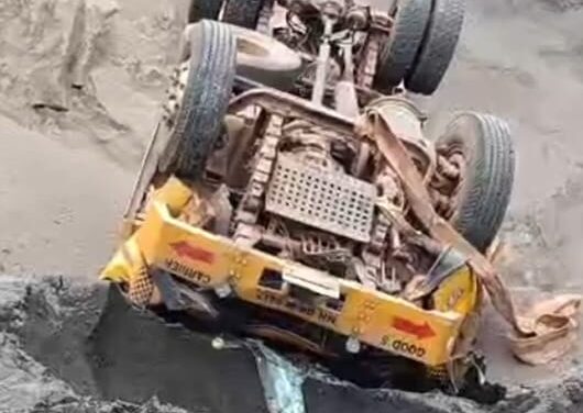 सुकिवली येथे भीषण अपघात ,३५ फूट दरीत डंपर कोसळून चालकाचा मृत्यु *