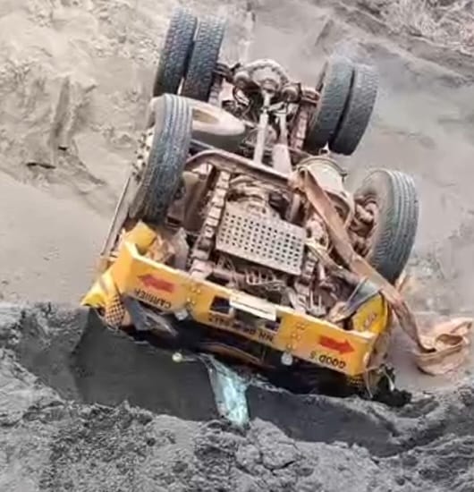 सुकिवली येथे भीषण अपघात ,३५ फूट दरीत डंपर कोसळून चालकाचा मृत्यु *