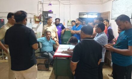 वारंवार खंडित होणाऱ्या वीजपुरवठ्यामुळे नागरिक त्रस्त; दीड तास कार्यालयात ठिय्या आंदोलन