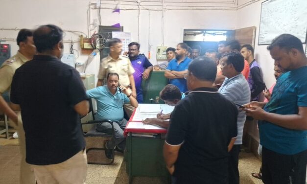 वारंवार खंडित होणाऱ्या वीजपुरवठ्यामुळे नागरिक त्रस्त; दीड तास कार्यालयात ठिय्या आंदोलन