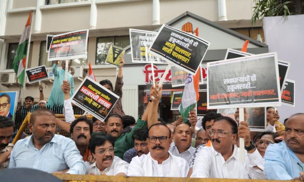 निवडणूक आयोग व भाजपा सरकारविरोधात काँग्रेसचे दादरमध्ये तीव्र आंदोलन.