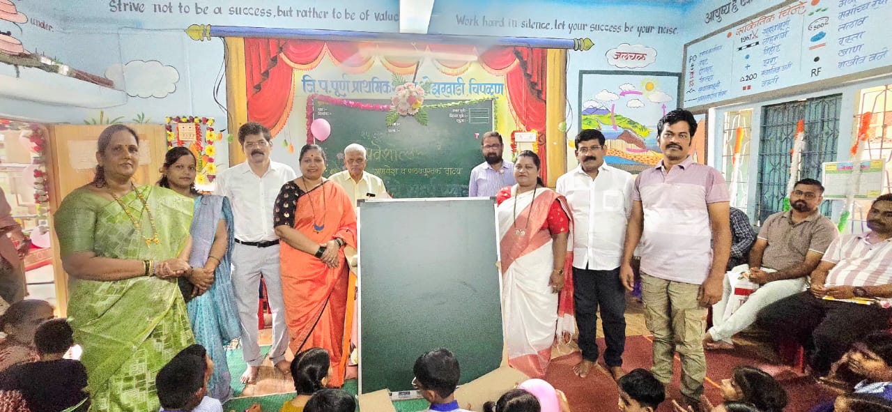 हेल्प फाउंडेशन चिपळूण या सामाजिक संस्थेमार्फत ओझरवाडी येथील जिल्हा परिषद मराठी शाळेसाठी ‘ग्रीन फळा ‘ भेट