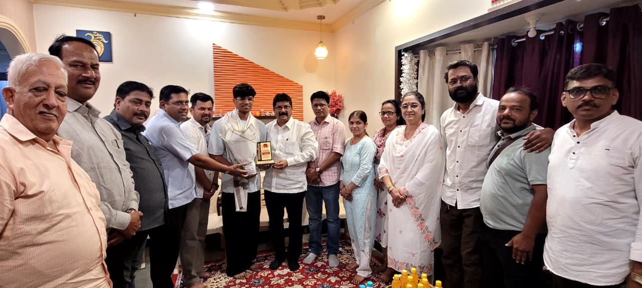राष्ट्रीय स्पर्धेत सुवर्णपदक विजेत्या कु. श्लोक शिंदे यांचा आमदार शेखर निकम यांच्या हस्ते सत्कार….