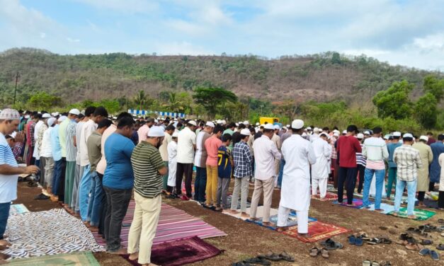 पाऊस येण्यासाठी मुस्लिम समाज बांधवांनी अदा केली सामुदायिक नमाज…