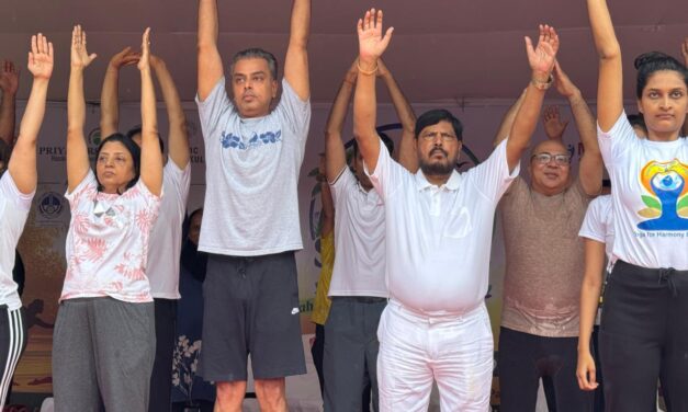भरपावसात मलबार हिल येथे केंद्रीय राज्यमंत्री रामदास आठवले यांच्या उपस्थितीत आंतरराष्ट्रीय योगदिन साजरा…