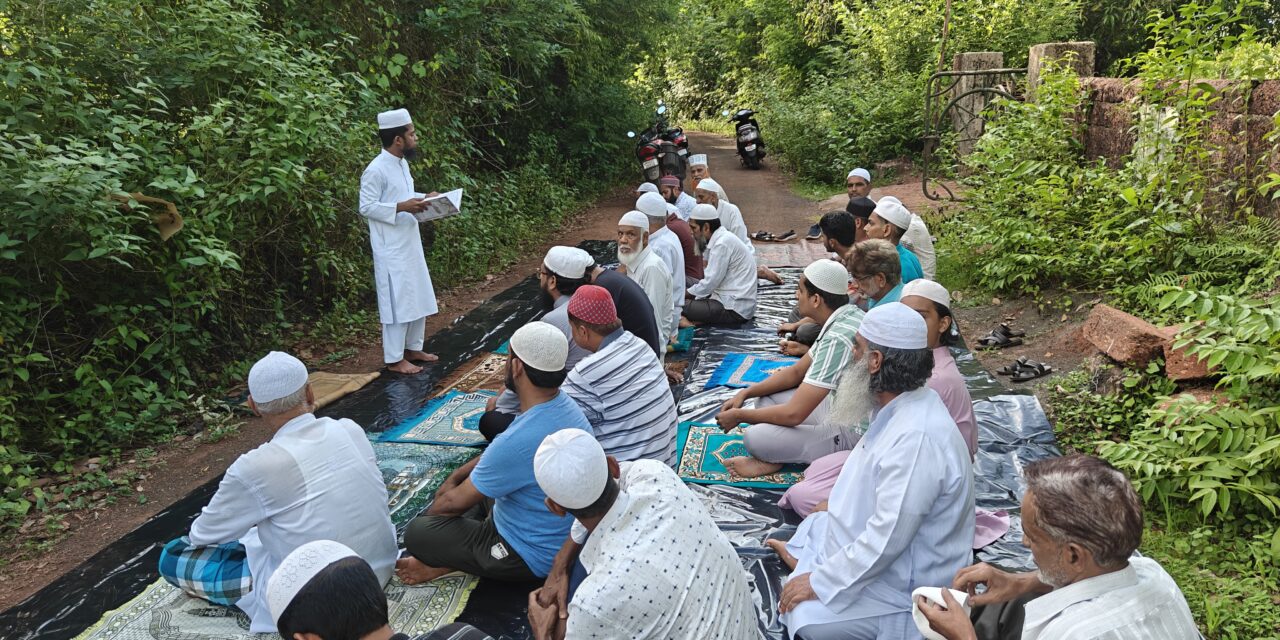 पावसासाठी वेरळ येथे मुस्लिम समाजाची विशेष नमाज; अल्लाहकडे कृपावृष्टीची सामूहिक प्रार्थना