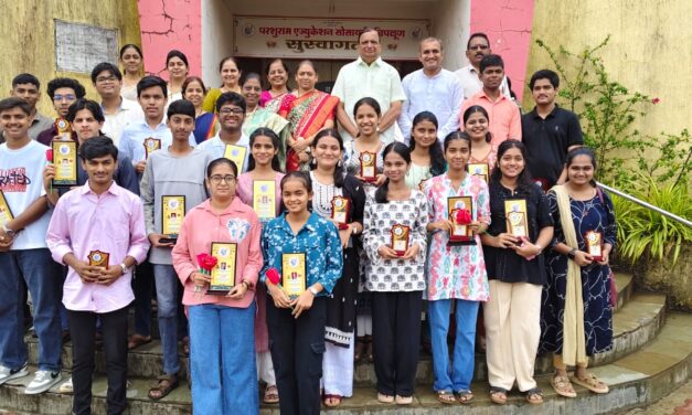 सुरेश दामोदर गद्रे इंग्लिश मिडीअम स्कूल आणि ज्युनिअर कॉलेजमध्ये इयत्ता दहावी, बारावी व सी.ई.टी. परीक्षेतील गुणवंत विद्यार्थ्यांचा गुणगौरव सोहळा उत्साहात संपन्न.