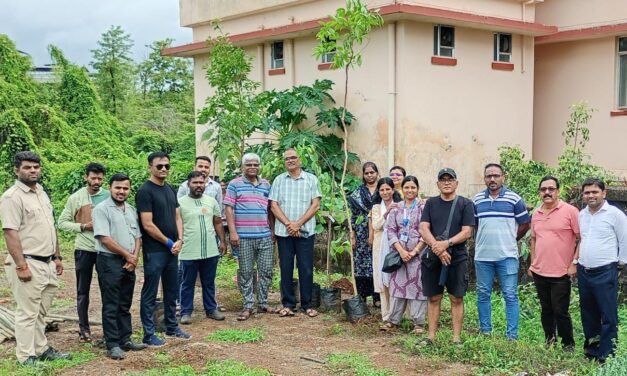कामथे जिल्हा रुग्णालय परिसरात वृक्षारोपण; वृक्षसंवर्धनाचा डॉक्टर व कर्मचाऱ्यांचा संकल्प….