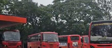 महाड एसटी आगाराची दुरवस्था; पाण्याच्या तळ्यातून बसची कसरत, प्रवाशांचा संताप