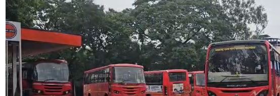 महाड एसटी आगाराची दुरवस्था; पाण्याच्या तळ्यातून बसची कसरत, प्रवाशांचा संताप