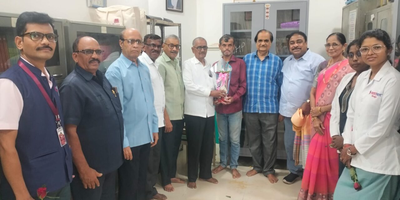 डॉक्टर्स डे व महाराष्ट्र कृषी दिनानिमित्त विभा अरविंद ग्रंथालयाला स्नेहबंध मंच चिपळूणची सदिच्छा भेट
