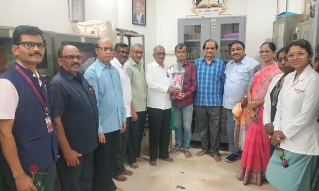 डॉक्टर्स डे व महाराष्ट्र कृषी दिनानिमित्त विभा अरविंद ग्रंथालयाला स्नेहबंध मंच चिपळूणची सदिच्छा भेट