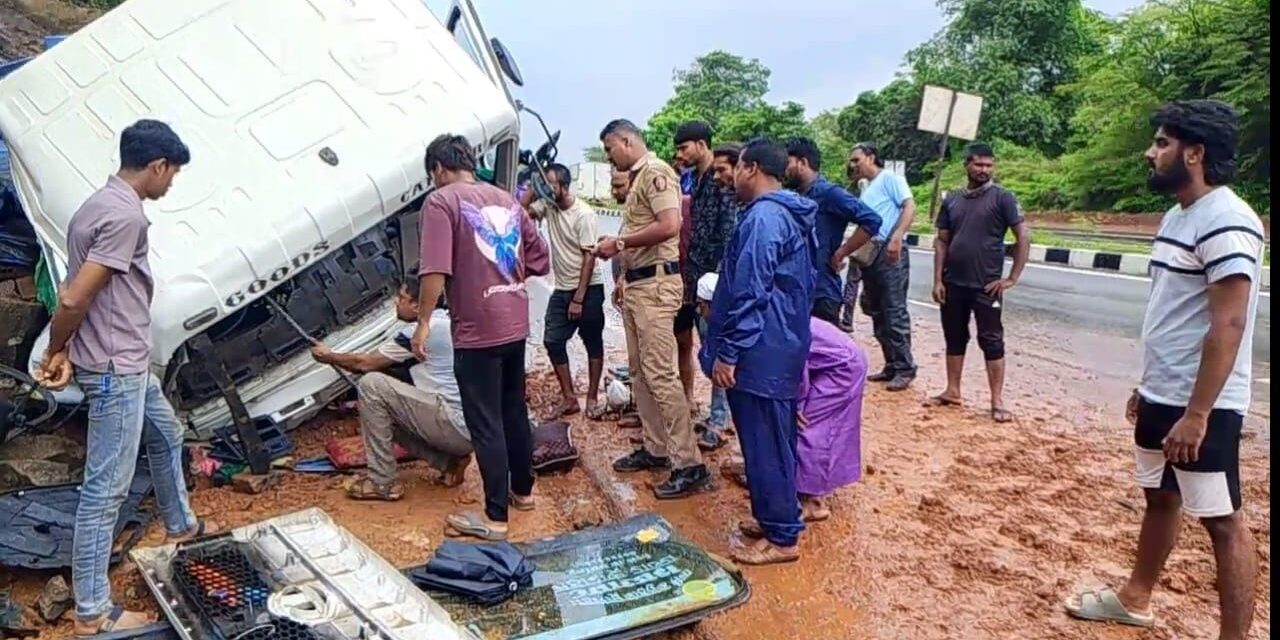 मुंबई-गोवा हायवेवर थरार! लांजात कंटेनर दरडीवर आदळून पलटी; पोलीस आणि अग्निशमन दलाच्या शर्थीच्या प्रयत्नांमुळे चालकाला जीवदान….