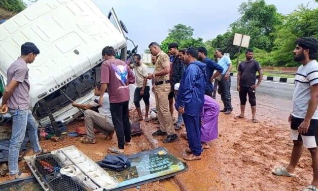 मुंबई-गोवा हायवेवर थरार! लांजात कंटेनर दरडीवर आदळून पलटी; पोलीस आणि अग्निशमन दलाच्या शर्थीच्या प्रयत्नांमुळे चालकाला जीवदान….
