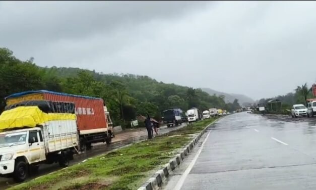 १२ तासांनंतर खवटीतील दरड हटली; मुंबई-गोवा महामार्गावर एकेरी वाहतूक सुरू