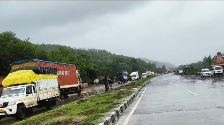 १२ तासांनंतर खवटीतील दरड हटली; मुंबई-गोवा महामार्गावर एकेरी वाहतूक सुरू