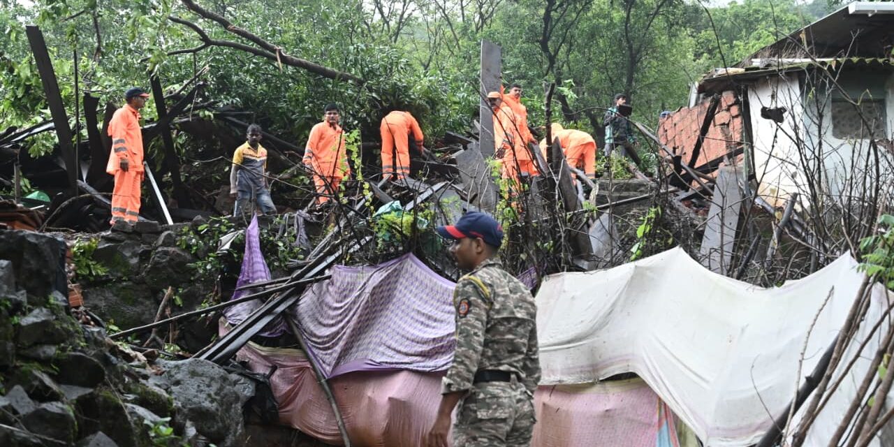 खेडच्या दहिवलीत दरड कोसळून दोघे अडकले ढिगाऱ्याखाली..!पालकमंत्री सामंत यांनी केली पाहणी