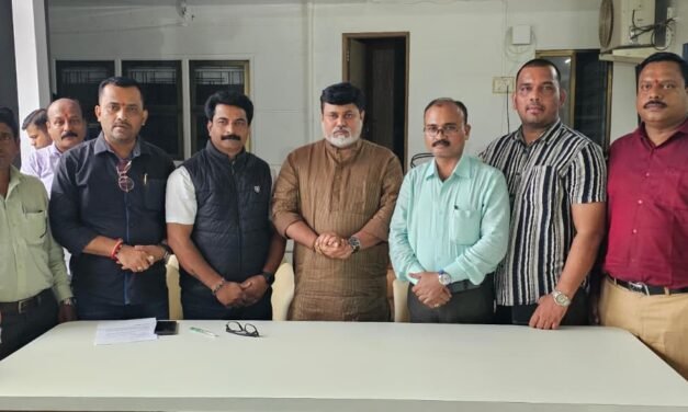 चिपळूणच्या विकासासाठी निधीची कमतरता पडू देणार नाही- पालकमंत्री उदय सामंत , जर्नालिस्ट असोसिएशन चिपळूणच्या सदस्यांनी घेतली भेट