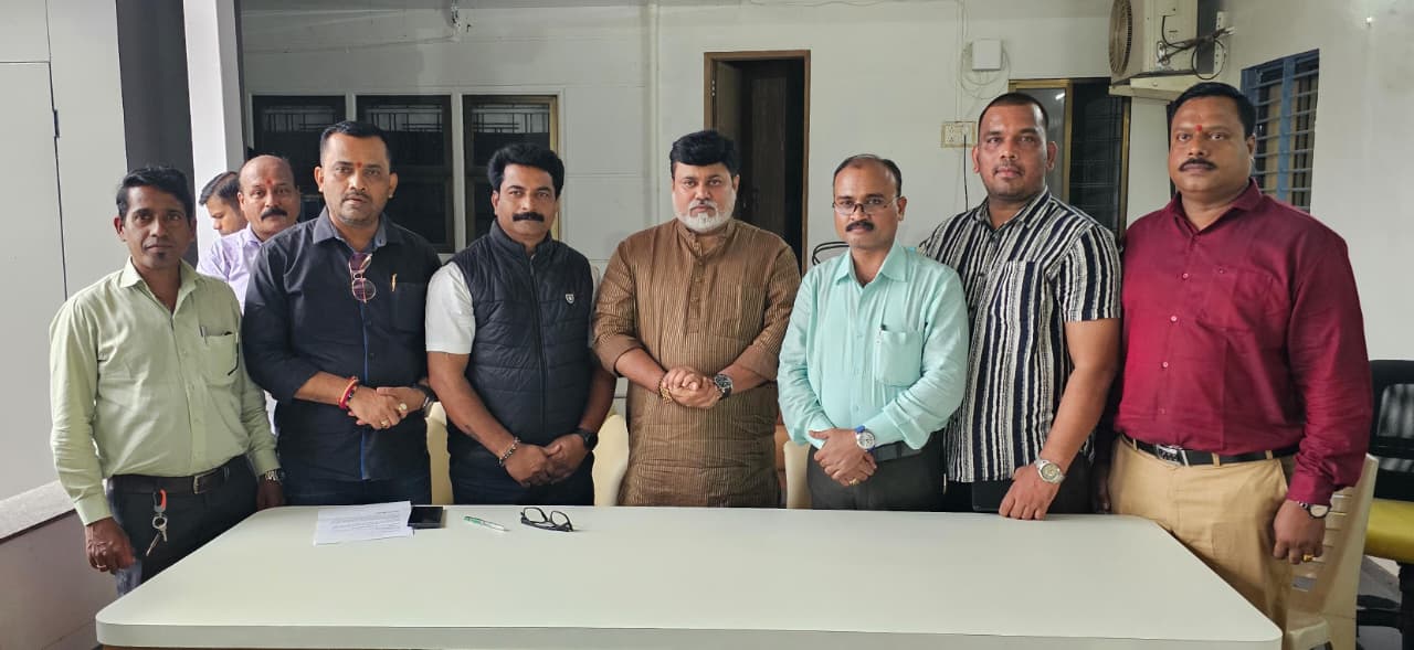 चिपळूणच्या विकासासाठी निधीची कमतरता पडू देणार नाही- पालकमंत्री उदय सामंत , जर्नालिस्ट असोसिएशन चिपळूणच्या सदस्यांनी घेतली भेट